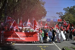 Plusieurs milliers de personnes ont répondu à l'appel des syndicats et ont défilé samedi après-midi à Berne pour réclamer une hausse des salaires et des retraites.